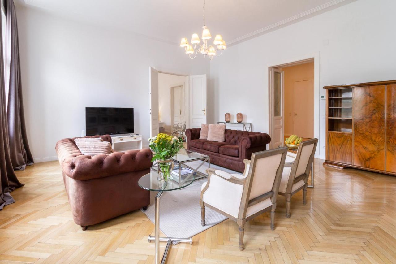 Large Luxury Near Townhall & Votivkirche Appartamento